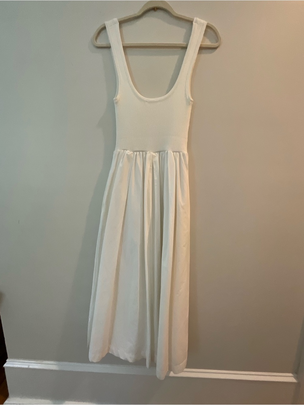 Line and Dot -Classic White Scoop Neck Midi Dress